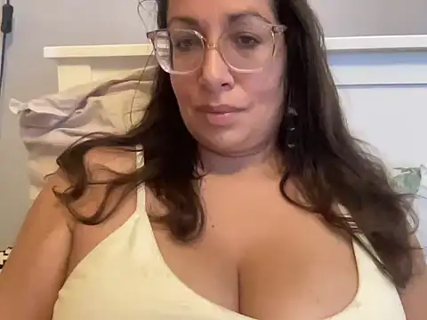Snapshot of RosaFreya chatting on 06-05-26, 10:10 RosaFreya online show from 06-05-26, 10:10