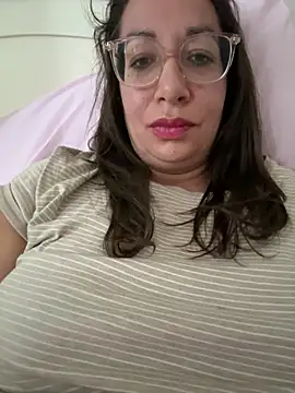 Snapshot of RosaFreya chatting on 06-15-26, 07:32 RosaFreya online show from 06-15-26, 07:32