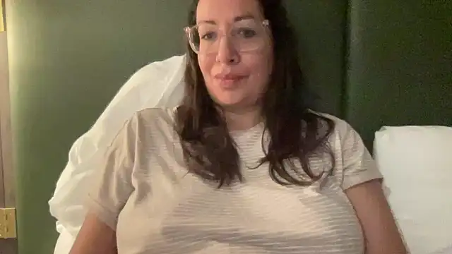 Snapshot of RosaFreya chatting on 06-17-26, 11:38 RosaFreya online show from 06-17-26, 11:38