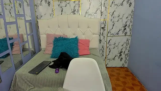 Itsuki N online show from 11-18-25, 12:53