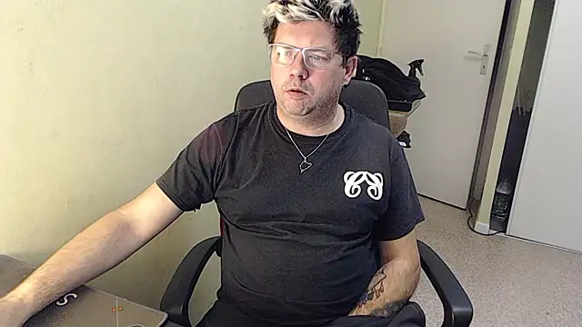 blueandwhite1 online show from 01-02-25, 05:39