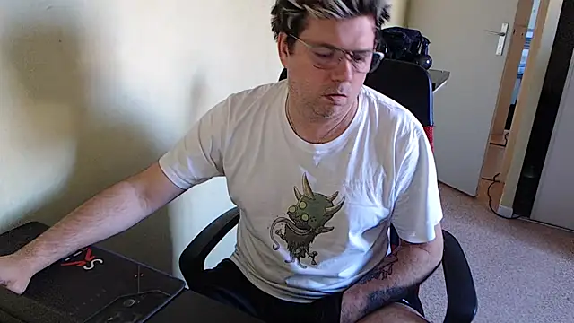 blueandwhite1 online show from 01-15-25, 03:29