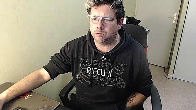 blueandwhite1 online show from 01-25-25, 08:10