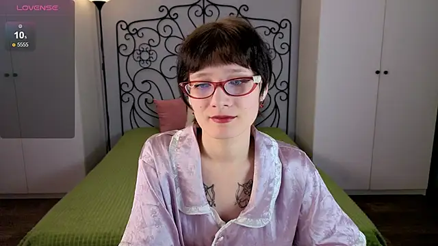 Snapshot of oliviafairy1 chatting on 10-18-25, 04:52 oliviafairy1 online show from 10-18-25, 04:52