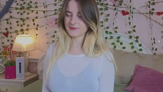 Snapshot of Sonia_Meow chatting on 11-17-25, 06:30 Sonia Meow online show from 11-17-25, 06:30