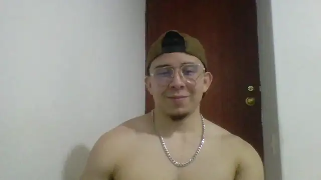 Snapshot of Eross_Santy chatting on 06-17-26, 12:24 Eross Santy online show from 06-17-26, 12:24