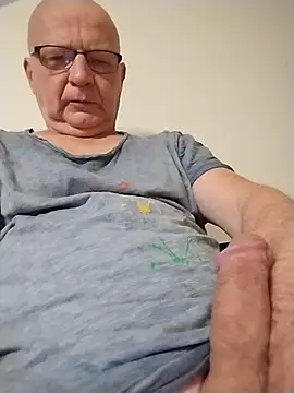 Snapshot of Zeigegeilehure chatting on 12-16-25, 06:51 Zeigegeilehure online show from 12-16-25, 06:51