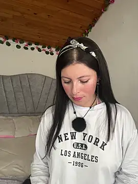 Mia salinass online show from 11-29-25, 07:28