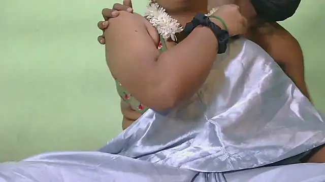 Snapshot of Shneeha_le chatting on 11-21-25, 03:44 Shneeha le online show from 11-21-25, 03:44