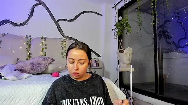 Snapshot of SarahCastro1_ chatting on 10-06-25, 02:09 SarahCastro1 online show from 10-06-25, 02:09
