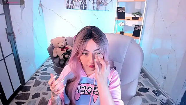 Snapshot of SarahCastro1_ chatting on 10-22-25, 04:46 SarahCastro1 online show from 10-22-25, 04:46