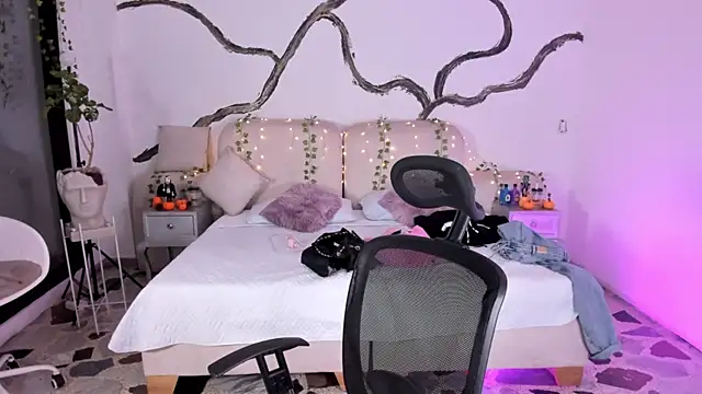 Snapshot of SarahCastro1_ chatting on 10-24-25, 05:26 SarahCastro1 online show from 10-24-25, 05:26