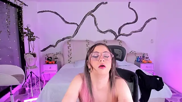 Snapshot of SarahCastro1_ chatting on 10-25-25, 05:15 SarahCastro1 online show from 10-25-25, 05:15