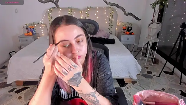 Snapshot of SarahCastro1_ chatting on 10-28-25, 04:27 SarahCastro1 online show from 10-28-25, 04:27