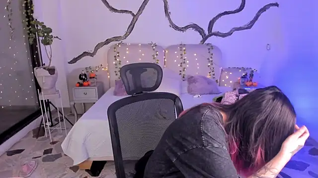 Snapshot of SarahCastro1_ chatting on 10-29-25, 04:59 SarahCastro1 online show from 10-29-25, 04:59