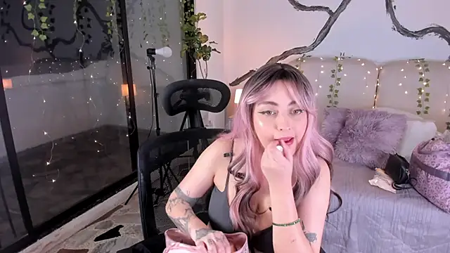 Snapshot of SarahCastro1_ chatting on 11-15-25, 04:32 SarahCastro1 online show from 11-15-25, 04:32