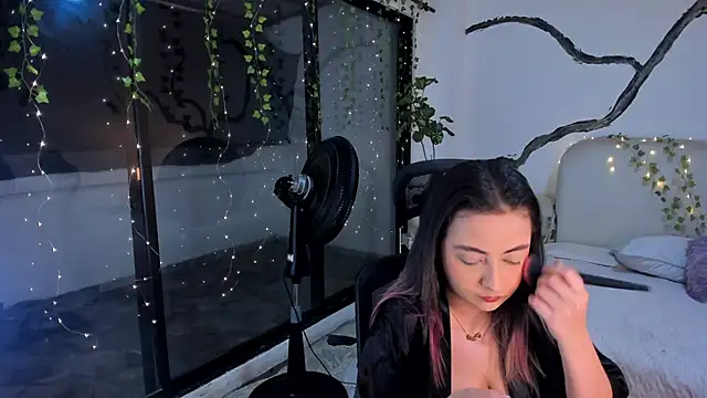 Snapshot of SarahCastro1_ chatting on 11-19-25, 05:29 SarahCastro1 online show from 11-19-25, 05:29