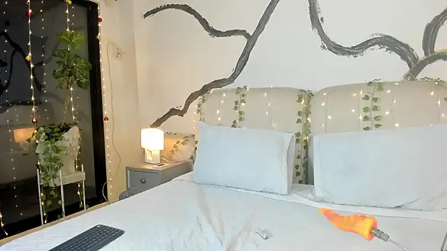 Snapshot of SarahCastro1_ chatting on 11-21-25, 05:28 SarahCastro1 online show from 11-21-25, 05:28