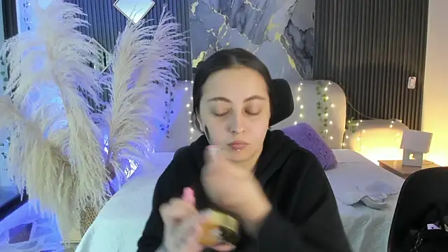 SarahCastro1  online show from 02-16-26, 03:57