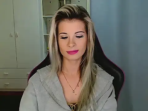 Snapshot of KristineGlow chatting on 12-18-25, 07:14 KristineGlow online show from 12-18-25, 07:14