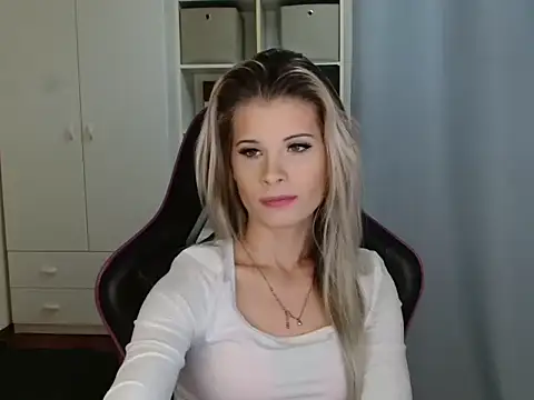 Snapshot of KristineGlow chatting on 12-19-25, 07:26 KristineGlow online show from 12-19-25, 07:26