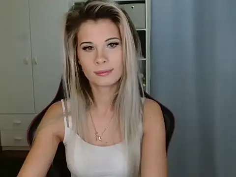 Snapshot of KristineGlow chatting on 12-21-25, 08:10 KristineGlow online show from 12-21-25, 08:10