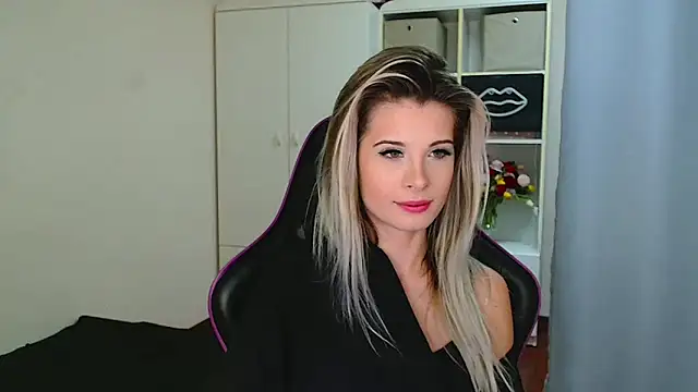 Snapshot of KristineGlow chatting on 01-07-26, 07:11 KristineGlow online show from 01-07-26, 07:11