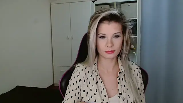 Snapshot of KristineGlow chatting on 01-08-26, 07:21 KristineGlow online show from 01-08-26, 07:21