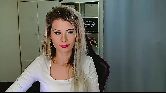 Snapshot of KristineGlow chatting on 01-13-26, 07:13 KristineGlow online show from 01-13-26, 07:13