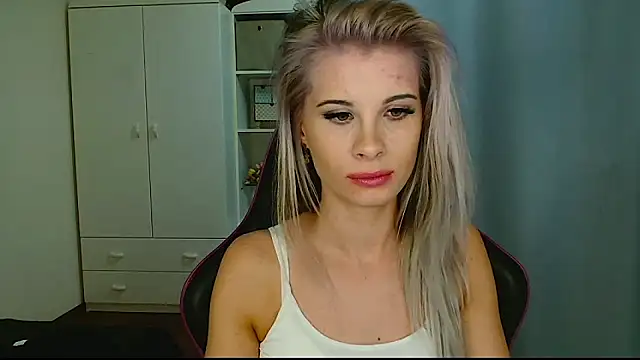 Snapshot of KristineGlow chatting on 01-14-26, 07:19 KristineGlow online show from 01-14-26, 07:19