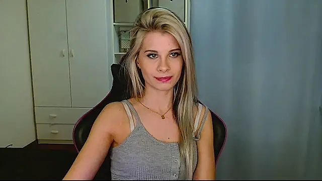 Snapshot of KristineGlow chatting on 02-16-26, 09:11 KristineGlow online show from 02-16-26, 09:11