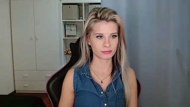 Snapshot of KristineGlow chatting on 02-28-26, 07:15 KristineGlow online show from 02-28-26, 07:15