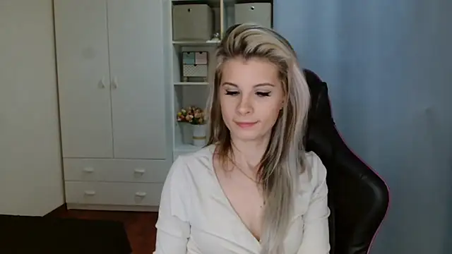 Snapshot of KristineGlow chatting on 03-09-26, 07:12 KristineGlow online show from 03-09-26, 07:12