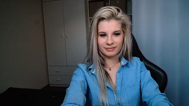 Snapshot of KristineGlow chatting on 06-16-26, 06:32 KristineGlow online show from 06-16-26, 06:32