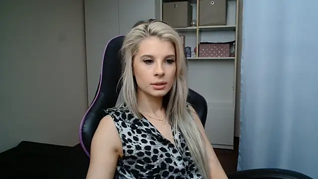 Snapshot of KristineGlow chatting on 06-18-26, 09:25 KristineGlow online show from 06-18-26, 09:25