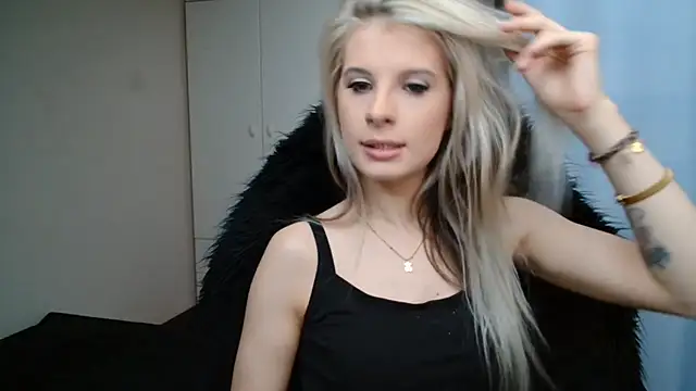 Snapshot of KristineGlow chatting on 06-19-26, 06:18 KristineGlow online show from 06-19-26, 06:18