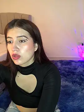 Snapshot of BrunnetAri_ chatting on 10-10-25, 03:22 BrunnetAri online show from 10-10-25, 03:22