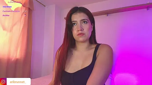 Snapshot of BrunnetAri_ chatting on 10-20-25, 03:23 BrunnetAri online show from 10-20-25, 03:23