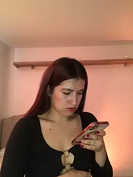 Snapshot of BrunnetAri_ chatting on 10-31-25, 03:02 BrunnetAri online show from 10-31-25, 03:02