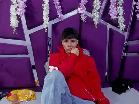 Snapshot of Bruno_Cruzz chatting on 12-20-25, 02:29 Bruno Cruzz online show from 12-20-25, 02:29