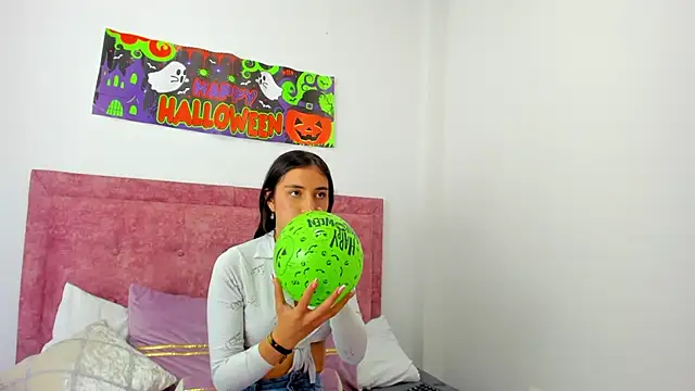 Vaiolet Miller online show from 10-04-25, 08:29