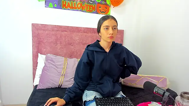 Vaiolet Miller online show from 10-20-25, 02:39