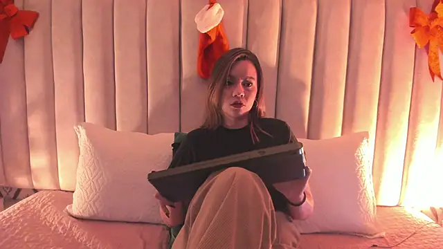 Sky Junne online show from 11-29-25, 05:49