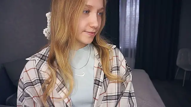 EarnestineGyllenband online show from 10-31-25, 06:47