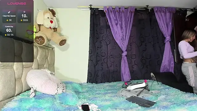 Snapshot of skinnyanddaphne chatting on 03-09-26, 06:45 skinnyanddaphne online show from 03-09-26, 06:45