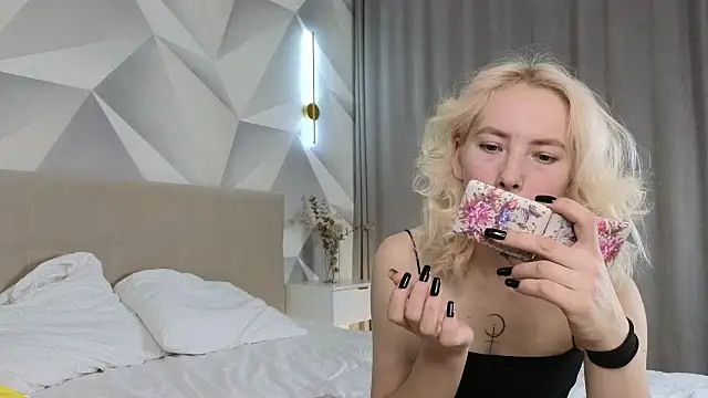 Snapshot of JuliannaWenger chatting on 12-18-25, 04:13 JuliannaWenger online show from 12-18-25, 04:13