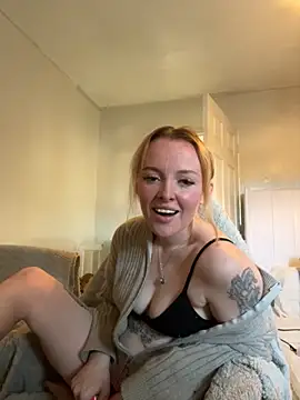 Snapshot of RedHeadRoxyUK chatting on 11-12-25, 11:43 RedHeadRoxyUK online show from 11-12-25, 11:43