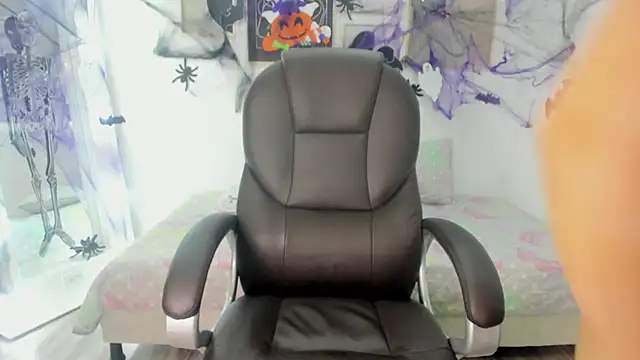 Snapshot of koraline_333 chatting on 10-31-25, 09:05 koraline 333 online show from 10-31-25, 09:05