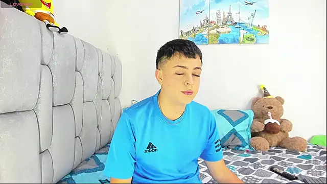 Snapshot of christopher_Hot chatting on 02-06-26, 12:37 christopher Hot online show from 02-06-26, 12:37