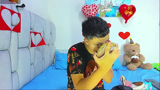 Snapshot of christopher_Hot chatting on 02-11-26, 06:57 christopher Hot online show from 02-11-26, 06:57